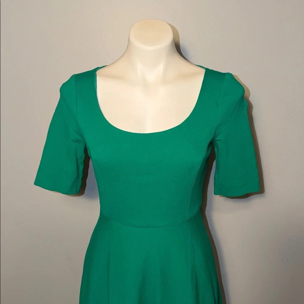 Kate Spade ladies Kelly Green Scoop neck Fit and flare dress. Size 8.